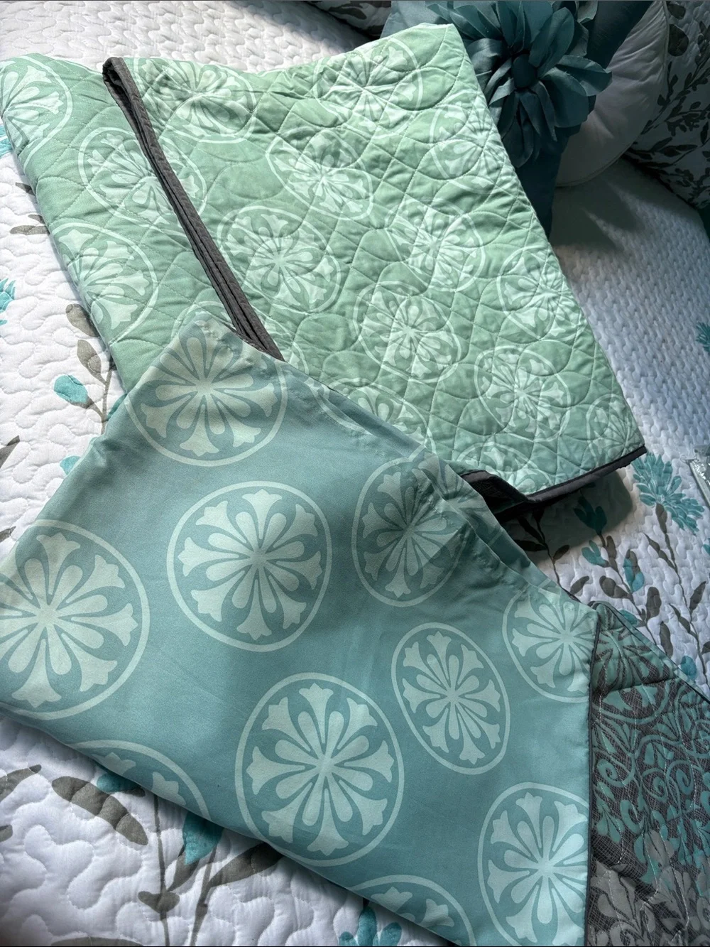Madison Park Gray and Aqua Damask reversible 4 piece Quilt Set